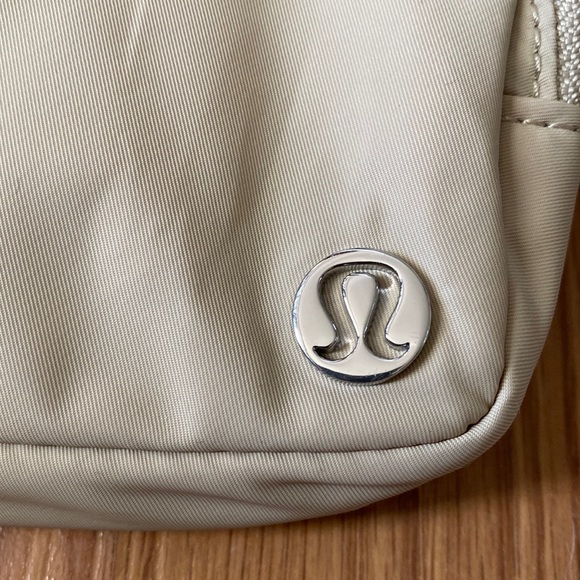 ❤️ Lululemon Everywhere Cross Body Bag Trench/White Opal - Picture 3 of 7